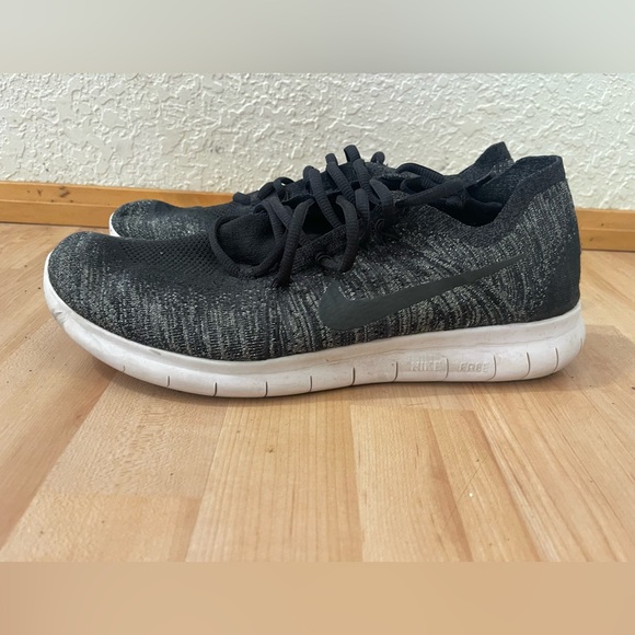 Men’s Nike Sneakers - Picture 1 of 5